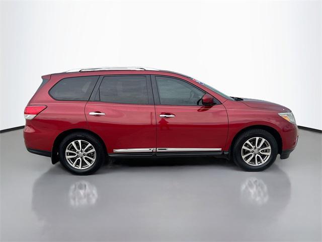 Photo of 2015 Cayenne Red Nissan Pathfinder