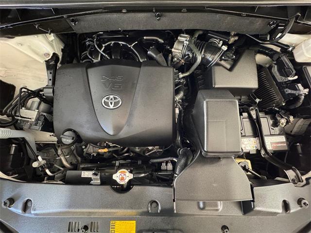 Photo of 2019 Blizzard Pearl Toyota Highlander