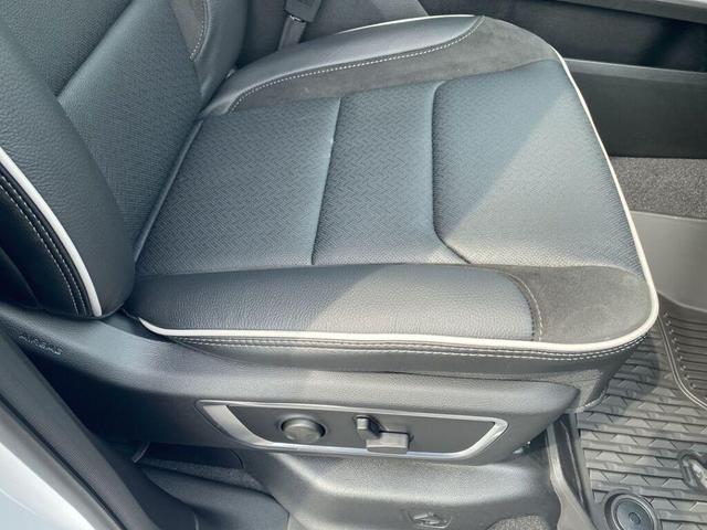 Photo of 2025 Ivory White Tri-Coat Pearlcoat RAM 1500