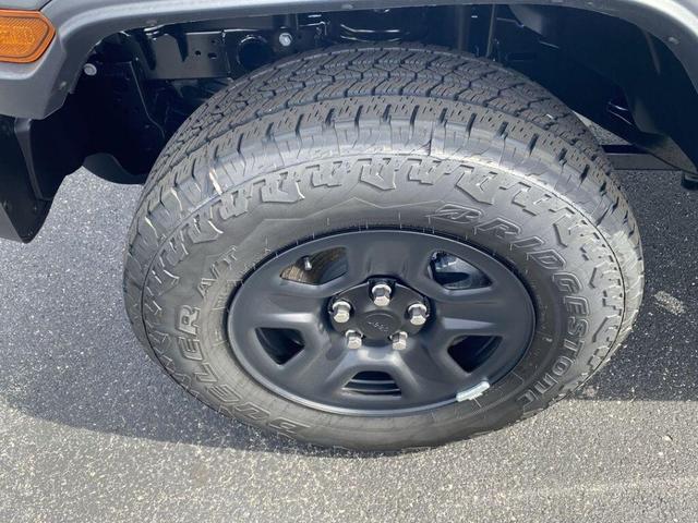 Photo of 2025 Bright White Clearcoat Jeep Gladiator