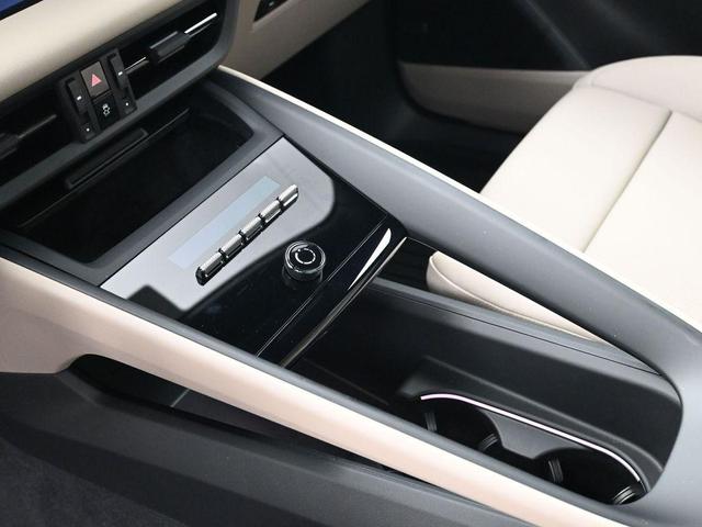 Photo of 2025 White Porsche Macan