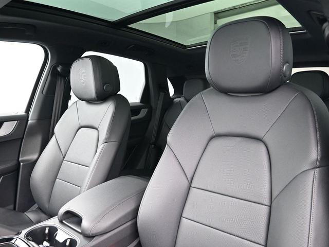 Photo of 2025 Black Metallic Porsche Cayenne