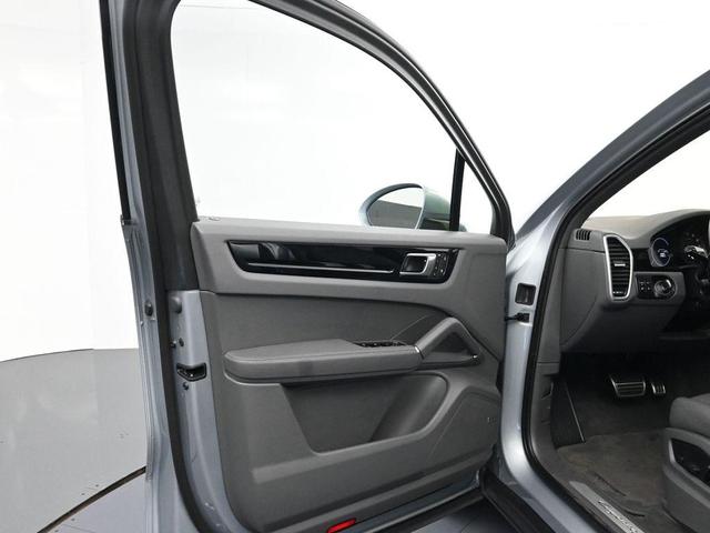 Photo of 2022 Dolomite Silver Metallic Porsche Cayenne