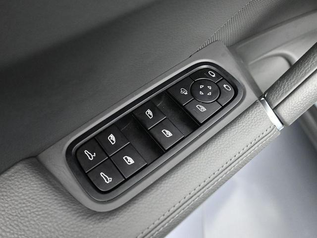 Photo of 2022 Dolomite Silver Metallic Porsche Cayenne