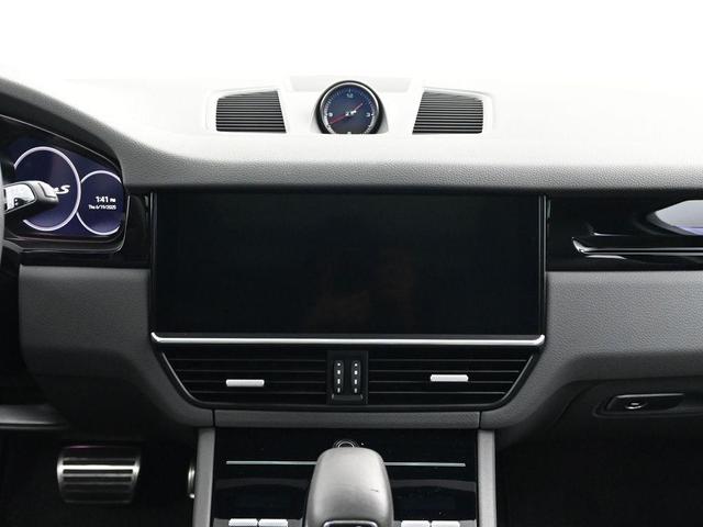 Photo of 2022 Dolomite Silver Metallic Porsche Cayenne
