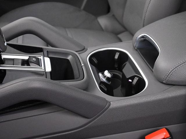 Photo of 2022 Dolomite Silver Metallic Porsche Cayenne