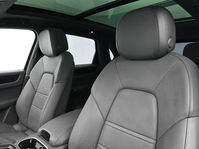 Photo of 2022 Dolomite Silver Metallic Porsche Cayenne