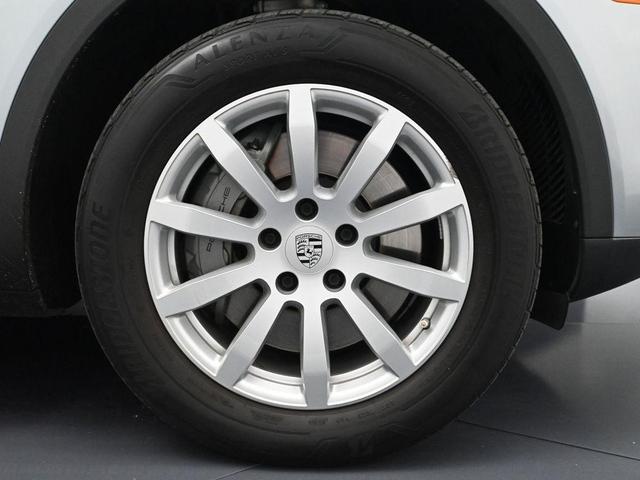 Photo of 2022 Dolomite Silver Metallic Porsche Cayenne