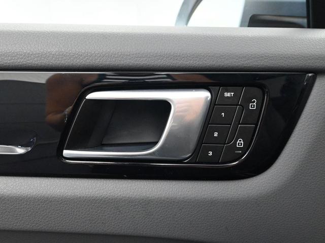Photo of 2022 Dolomite Silver Metallic Porsche Cayenne