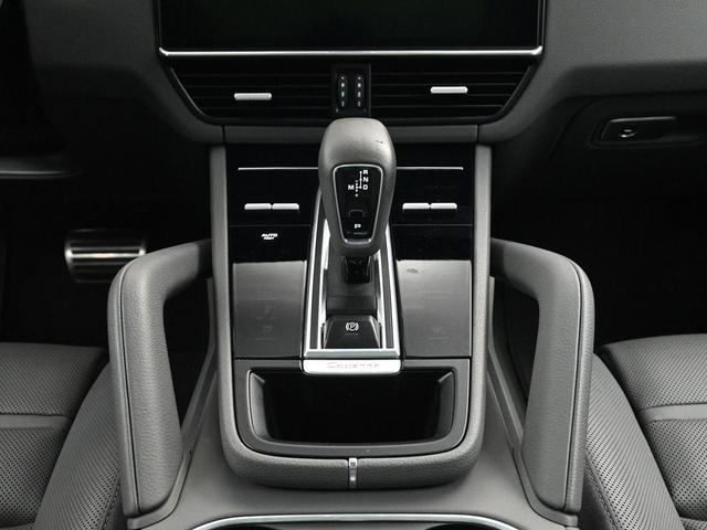 Photo of 2022 Dolomite Silver Metallic Porsche Cayenne