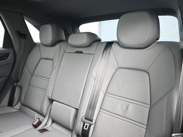 Photo of 2022 Dolomite Silver Metallic Porsche Cayenne