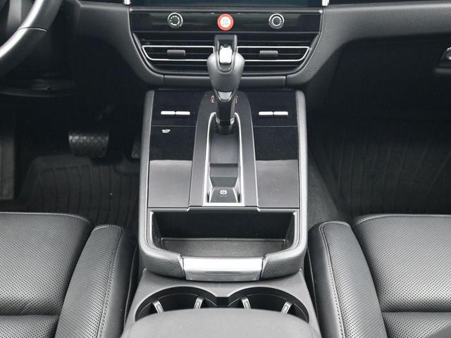 Photo of 2024 White Porsche Macan