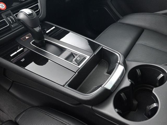Photo of 2024 White Porsche Macan
