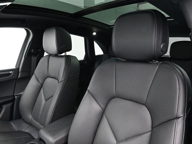 Photo of 2025 Jet Black Metallic Porsche Macan