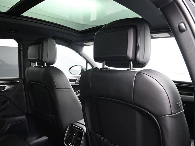 Photo of 2025 Jet Black Metallic Porsche Macan