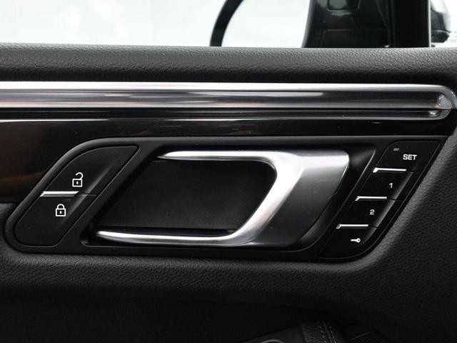 Photo of 2025 Jet Black Metallic Porsche Macan