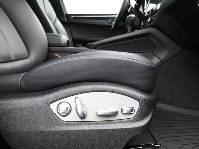 Photo of 2025 Jet Black Metallic Porsche Macan