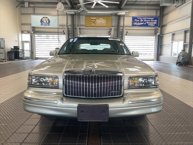 Photo of 1997 Green Lincoln Town Car