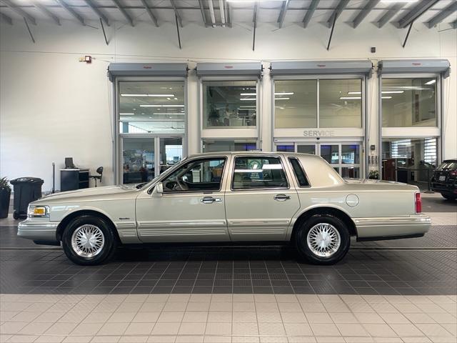 Photo of 1997 Green Lincoln Town Car