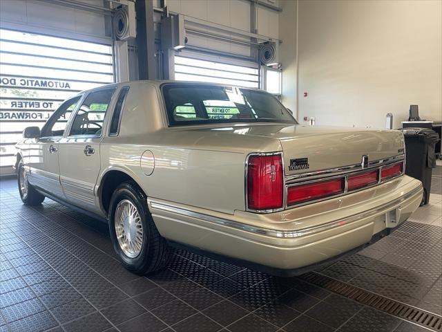 Photo of 1997 Green Lincoln Town Car