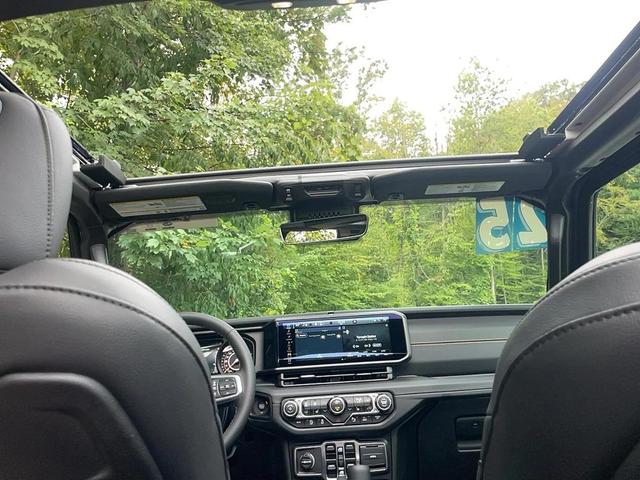 Photo of 2025 Black Clearcoat Jeep Wrangler