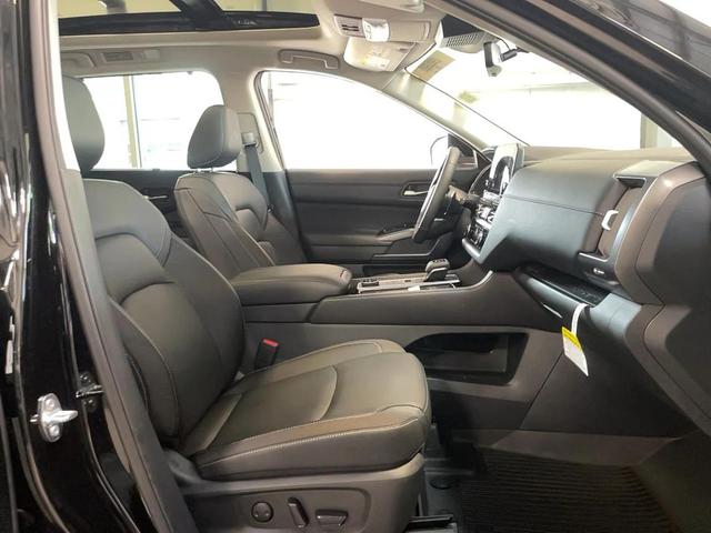 Photo of 2025 Super Black Nissan Pathfinder