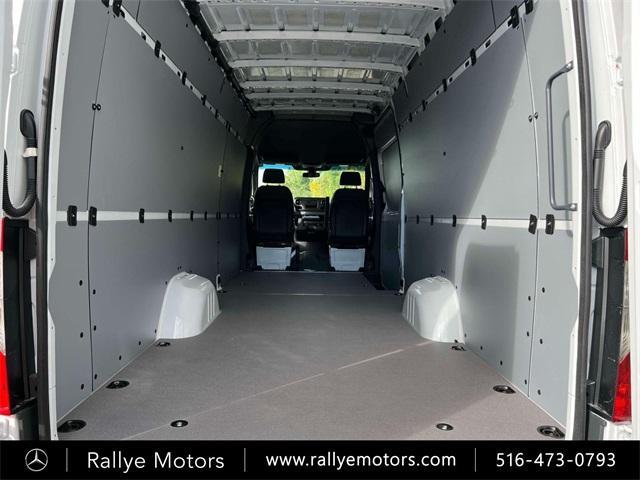 Photo of 2025 White Mercedes-Benz Sprinter 2500