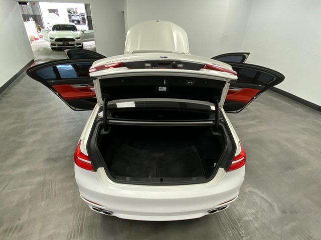 Photo of 2018 Alpine White BMW 750