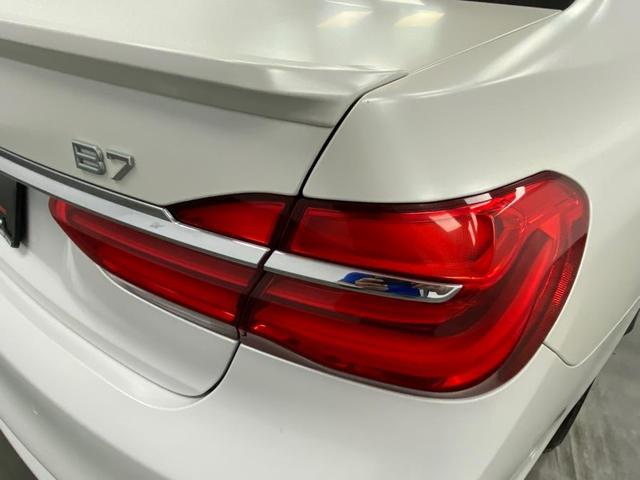 Photo of 2018 Alpine White BMW 750