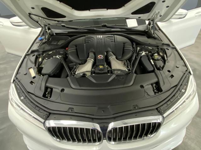 Photo of 2018 Alpine White BMW 750