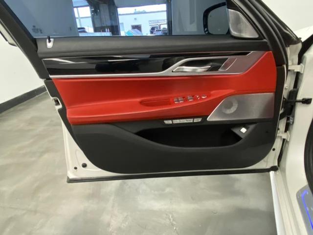 Photo of 2018 Alpine White BMW 750
