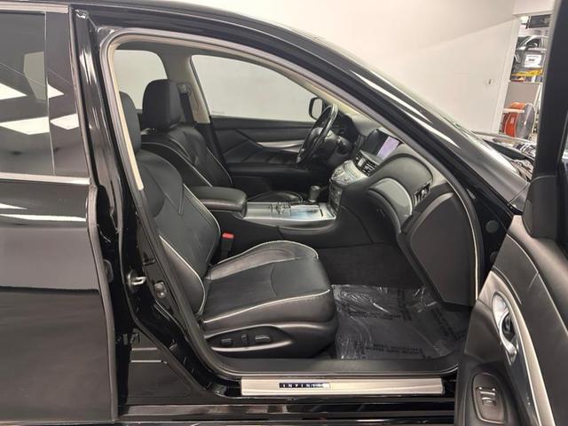 Photo of 2017 Black Obsidian INFINITI Q70L