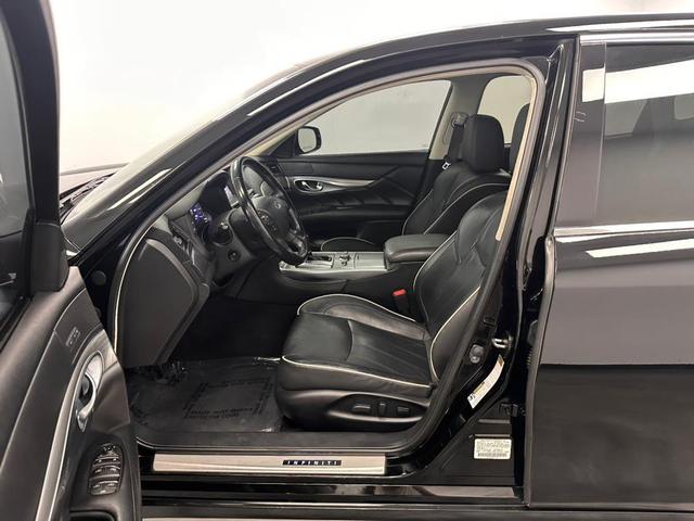 Photo of 2017 Black Obsidian INFINITI Q70L
