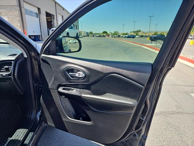 Photo of 2020 Diamond Black Crystal Pearlcoat Jeep Cherokee