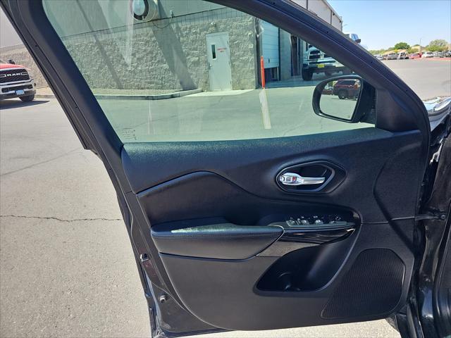Photo of 2020 Diamond Black Crystal Pearlcoat Jeep Cherokee