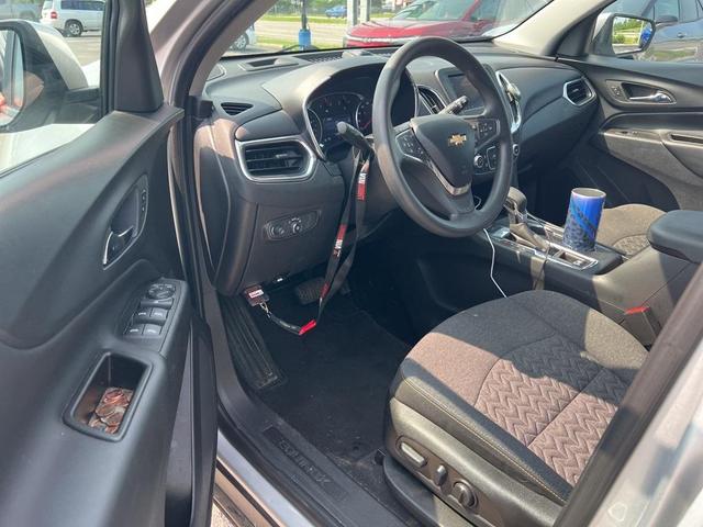 Photo of 2022 Silver Ice Metallic Chevrolet Equinox