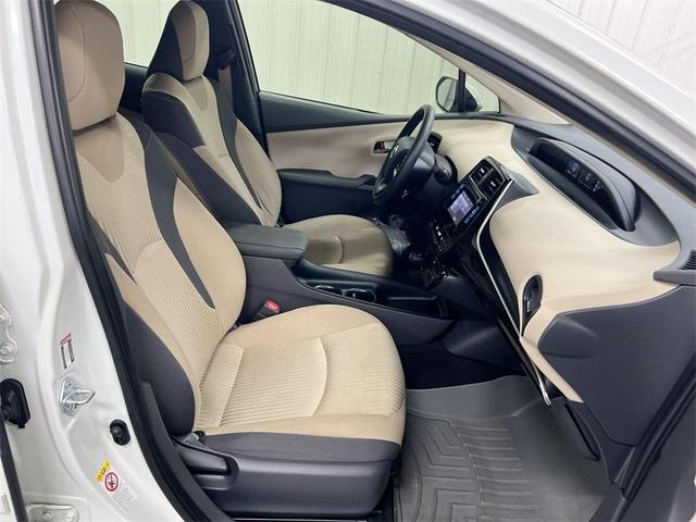 Photo of 2016 White Toyota Prius