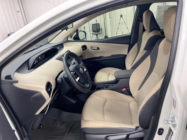 Photo of 2016 White Toyota Prius