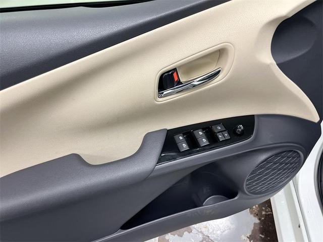 Photo of 2016 White Toyota Prius