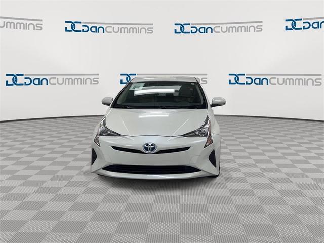 Photo of 2016 White Toyota Prius