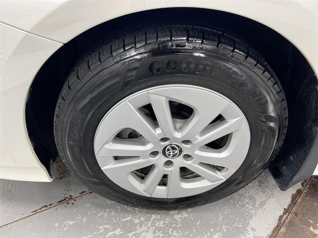 Photo of 2016 White Toyota Prius