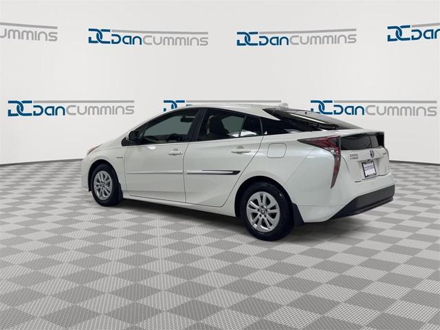 Photo of 2016 White Toyota Prius
