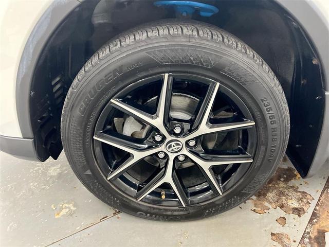Photo of 2018 Super White Toyota RAV4