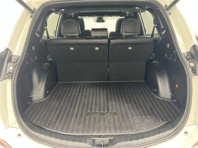 Photo of 2018 Super White Toyota RAV4