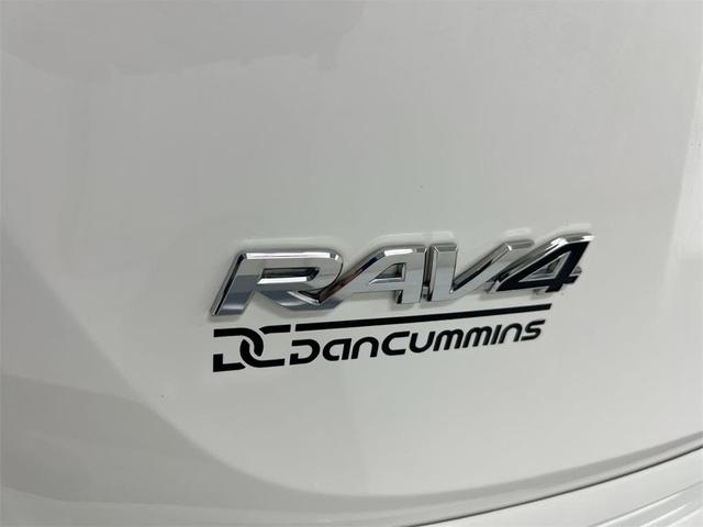 Photo of 2018 Super White Toyota RAV4