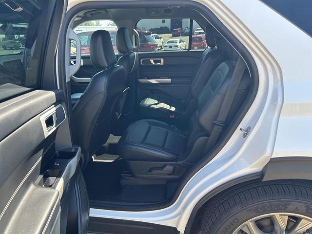 Photo of 2022 Star White Ford Explorer