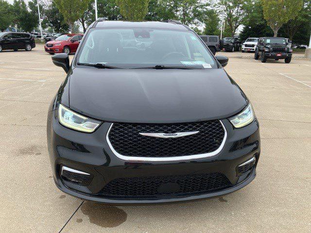Photo of 2022 Brilliant Black Crystal Pearlcoat Chrysler Pacifica