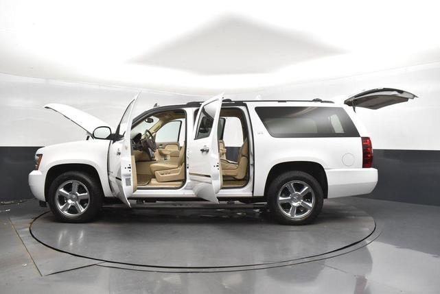 Photo of 2013 White Chevrolet Suburban