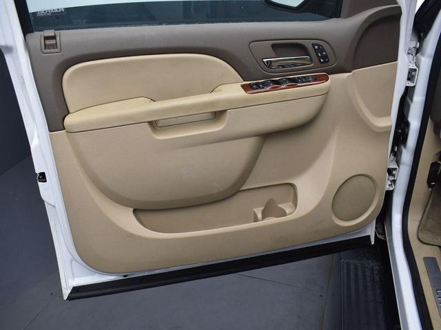 Photo of 2013 White Chevrolet Suburban