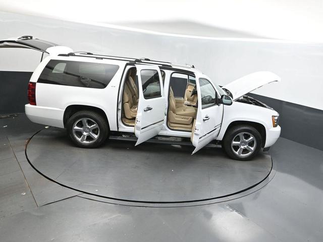 Photo of 2013 White Chevrolet Suburban